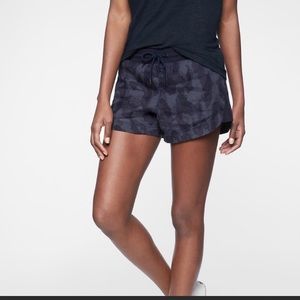 Athleta Beachside Bali Linen Shorts 6 Camo